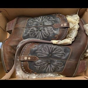 Womens size 8 Ariat boots